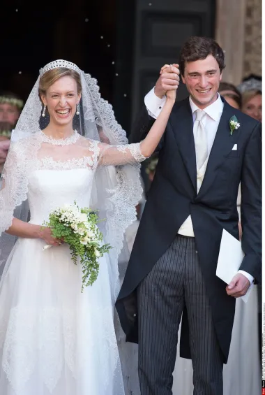 Princ Amedeo od Belgije ima 35 godina te je sretno oženjen s još jednom plemkinjom, Elisabettom Maria Rosboch von Wolkenstein. Kao i mnogi drugi prinčevi s ove naše liste, Amedeo je pripadnik belgijske vojske te se posebno specijalizirao za zrakoplovstvo. Trenutno je šesti u redu nasljeđivanja prijestolja, pa vjerojatno nikada neće postati kralj, ali zato će doživotno raditi kao ambasador svoje zemlje u svijetu. 
