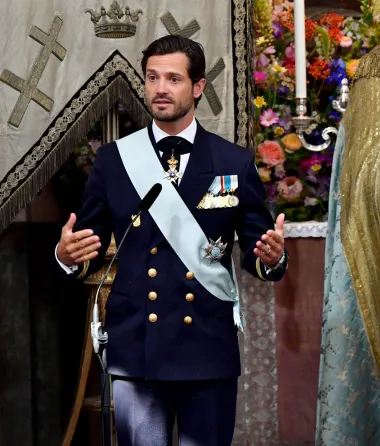 Švedski princ Carl Philip definitivno je znan javnosti upravo po tome što je jako zgodan. 42-godišnji princ život je posvetio vojsci i javnoj službi u čast kraljevstva, a oženjen je i ima troje djece. Trenutno je četvrti u liniji naslijeđivanja prijestolja Švedske, a očekuje se da nikad ne postane kralj jer ima stariju sestru, prijestolonasljednicu princezu Victoriju. Neovisno o tome bio on kralj ili ne, Carlu Philipu prema mišljenju mnogih nitko ne može oduzeti krunu mistera među europskim plemićima. 