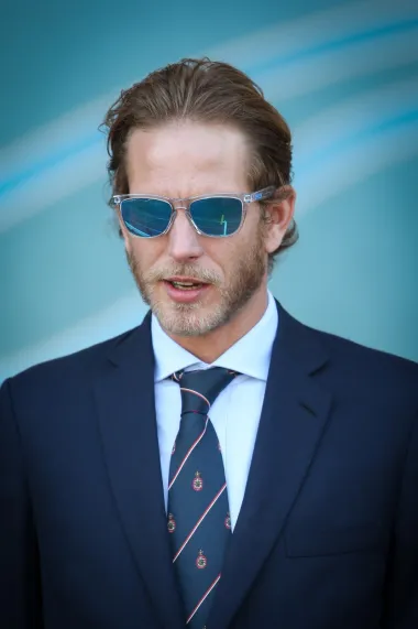 Andrea Casiraghi je stariji brat princa o kojem smo malo prije pričali. On je sin Caroline, princeze od Hanovera i njezinog drugog supruga Stefana Casiraghia. Očekivano, Andrea vodi luksuzan život na visokoj nozi, uključen je u politički i društveni život Monaca te oženjen bivšom manekenkom. 