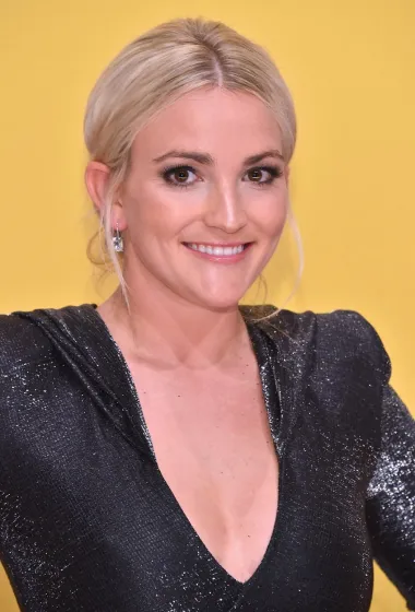 Jamie Lynn Spears je mlađa sestra slavne Britney Spears te najmlađa dama s ove naše liste. Naime, postala je majka kada joj je bilo samo 16 godina! Rodila je tako dok je bila još u srednjoj školi svoju kćer Maddie Briann Aldridge u lipnju 2008. godine. Priznala je kasnije i kako joj je bilo teško biti tinejdžerica majka te da se susrela s mnogim osudama okoline, ali da nimalo ne žali zbog svoje odluke da zadrži dijete. 