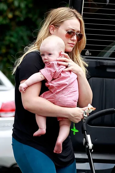 Disney tinejdžerska zvijezda Hilary Duff je također postala majka s 24 godine. Rodila je tako u ožujku 2012. godine sinčića Lucu Croza Comriea, nakon što se udala godinu ranije. Iako se u međuvremenu rastala od bivšeg muža te dobila djecu s drugim suprugom, Hilary je rekla kako joj je rođenje sina bilo najsretniji dan u životu te da je beskrajno zahvalna što je rodila mlada. Ona smatra kako je dobro rađati dok još imamo puno energije i elana. Danas Hilary ima 3 djece. 