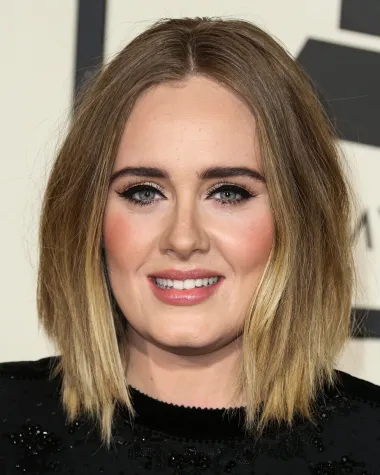 Britanska diva neodoljiva glasa, Adele, rodila je svog sina i za sad jedino dijete kada su joj bile 24 godine. Ova višestruka dobitnica Grammyja rodila je sina 2012. godine, kada je bila u vezi s tadašnjim dečkom Simonom Koneckijem za kojeg se kasnije i udala, ali i razvela. Iako je tada rekla kako želi roditi najmanje trojicu sinova prije 30. godine života, to se nije dogodilo, pa je maleni Angelo James do sada ostao njezino jedino dijete. 