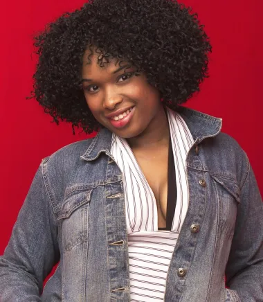 Jennifer Hudson je rođena u Chicagu u kojem je odrasla u lošoj, siromašnoj četvrti u kojoj za djecu nije bilo mnogo opcija - ili bi se priključili crkvi ili bi se u ranoj dobi krenuli baviti sitnim kriminalom. Srećom, Jennifer je sa samo 7 godina postala stalna članica lokalnog crkvenog zbora koji je u njoj probudio strast za pjevanjem. Isprva je nastupala sa svojim zborom diljem zemlje na natjecanjima, a kada je krenula na fakultet se polako počela upuštati u solo pjevačke vode. 