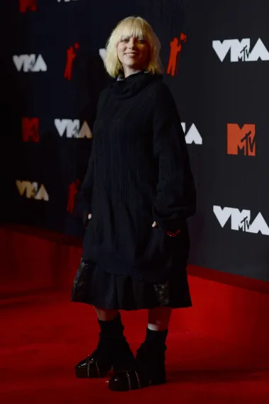 Glazbena senzacija mlađe generacije, pjevačica Billie Eilish se pojavila u ogromnoj crnoj hoodie haljini i glomaznim gležnjačama. Sveukupno, cijela kombinacija učinila ju je zdepastom te joj je u potpunosti sakrila formu tijela. Zanimljivo je i to da je sve komade na sebi Billie kupila u high street ponudi te nije odijenula niti jedan dizajnerski komad za ovu priliku. 