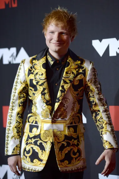 Na radost njegovih brojnih fanova, Ed Sheeran se vratio na scenu prije nekoliko tjedana sa svojim novim hit singlom &quot;Bad Habits&quot;. Novopečeni otac malene djevojčice te posvećeni obiteljski čovjek Ed ipak je odlučio ponovno oduševljavati fanove novim hitovima, a sada se pojavio i na MTV-jevim nagradama. Na sebi je imao ovaj ekscentričan sako s potpisom modne kuće Versace. 