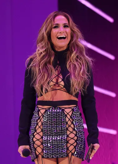 Po mnogima najbolje odjevena dama večeri bila je Jennifer Lopez, a čak bi se i za njezin outfit moglo reći da definitivno nije najuspjeliji look koji je latino diva ikad isfurala. Dakle, radi se o haljini Davida Kome koja je više otkrivala no skrivala. Brojne vezice i gola koža naglasili su seksepil pjevačice, ali ju definitivno nisu učinili profinjenom. 