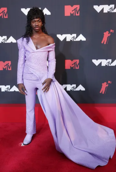 Američki kantautor i reper Lil Nas X pojavio se u lila odijelu modne kuće Versace koje je definitivno plijenilo pozornost svih prisutnih. Šljokice, pastelna boja, fudbalerka i šlep koji se po podu vukao sa sakoa učinili su ovu modnu kombinaciju fashion promašajem večeri. 