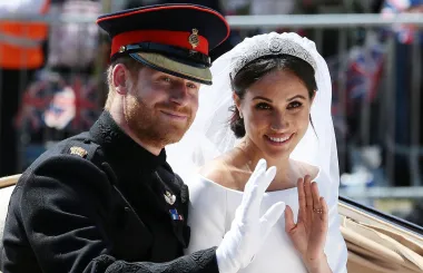 Spetljali su se 2016., a 2017. su potvrdili svoje zaruke. Nihovo vjenčanje 2018. godine pratili su milijuni ljudi, a Harry i Meghan postali su najomiljeniji par svijeta slavnih. Prizemni i očito zaljubljeni preko ušiju, plijenili su pažnju gdje god bi pošli. No, s Meghaninim ulaskom u kraljevsku obitelj odjednom su se pojavile i prve ozbiljnije trzavice između nove snahe i ostatka obitelji...
