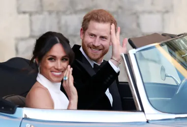 Javnost se u trenutku vjenčanja Meghan i Harryja u velikoj mjeri podijelila na dvije skupine - one koji su mislili da su par iz bajke i one koji nisu odobravali tu vezu. Čini se ipak da je ovih potonjih bilo i u kraljevskoj obitelji zbog čega je Harry stalno dolazio u sukobe sa svojim rođacima. Poznato je tako da se sukobio sa svojom bakom kraljicom oko tijare koju je Meghan željela nositi na svadbi, ali i da mu je princ William, dotad njegov najbolji prijatelj, savjetovao da ne oženi Meghan. Mnogi prijatelji Harryja su napustili, a Meghan je ubrzo došla na glas kao žena koja mora uvijek dobiti sve što želi - inače je spremna napraviti kaos svima oko sebe. Zbog toga su joj već u prvih 6 mjeseci života u Velikoj Britaniji čak 2 asistentice dale otkaz te javnosti otkrile kako se radi o nemogućoj šefici. 
