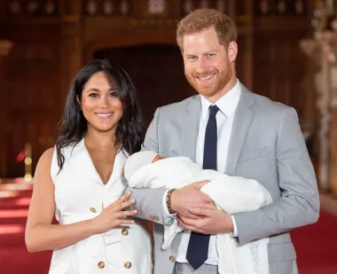 U svibnju 2019. godine Meghan je na svijet donijela i njihovog prvog sina, Archieja, za kojeg mnogi tvrde da iznimno sliči svom ocu. Harry je od divljeg dječaka postao nježan suprug i otac, a javnosti je i dalje bio drag član Buckinghamske palače. Ipak, iako je sve djelovalo više manje idilično, optužbe tabloida za kršenje kraljevskih protokola bile su sve žešće, a mediji su se polako, ali posve sigurno počeli okretati od mladog para koji je sve želio raditi po svom. U konačnici ih je to dovelo do mnogih problema. 