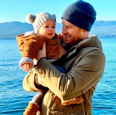 Nakon godine i pol dana života u Velikoj Britaniji, brojnih skandala te izvještaja o raskolu u obitelji - došlo je i do službene potvrde. Harry i Meghan odlučili su se odreći svojih titula vojvode i vojvotkinje od Sussexa te su odselili prvo u Kanadu, gdje je i snimljena ova fotografija, a potom u Los Angeles gdje danas žive. Prema njihovim riječima, nisu više mogli podnijeti medijske napade na njih, Meghan je patila od depresije i anksioznosti, a bilo je i posve očito da su izgubili svu potporu ostalih članova kraljevske obitelji. Nekoć nerazdvojna braća William i Harry postali su stranci jedan drugome, a javnost je oplakivala takav raspad njihova odnosa. 