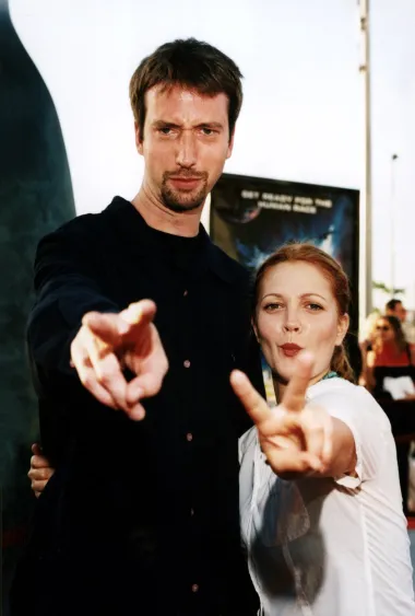 Glumački par Drew Barrymore i Tom Green vjenčali su se 2000. nakon samo par mjeseci poznanstva i ljubavi. Mladi i zaljubljeni, mislili su da su pronašli srodne duše jedno u drugome no na kraju je njihov brak potrajao samo 140 dana. Par se navodno rastao u prijateljskim odnosima, a oboje su kasnije priznali kako su bil jako mladi i glupi kada su pomislili da su već tada zreli za vjenčanje. 