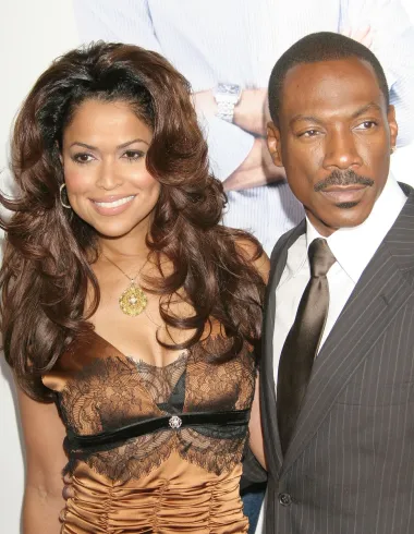 Komičarska zvijezda Eddie Murphy nekoliko je puta stupao u brak, no onaj najkraći trajao je samo 15 dana i to s Tracey Edmonds, filmskom producenticom koju je upoznao na jednom setu. Njihovo je vjenčanje bilo luksuzno te je koštalo oko 3 milijuna dolara. Unajmili su privatan otok u Indoneziji te se na njemu vjenčali, no sva je romantika bila uzaludna - dva tjedna kasnije Eddie je zatražio razvod. 