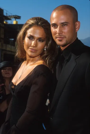 
Američka pjevačica i glumica udala se za svojeg plesnog koreografa u rujnu 2001. godine, a u siječnju su potpisivali papire za razvod. Jennifer Lopez nakon razvoda je morala isplatiti navodno 15 milijuna dolara Juddu kako bi ga se zauvijek riješila iz svog života. No, iako je bio kratak, ovaj brak navodno je bio i vrlo turbulentan. 
