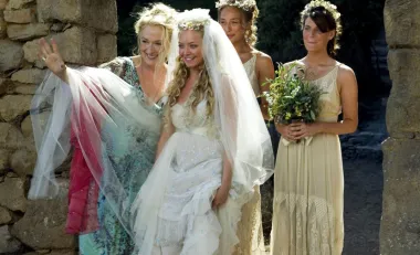 U slavnom mjuziklu smještenom na predivne grčke otoke pojavljuje se ova prekrasna svadbena haljina boho stila s potpisom Ann Roth. Glumica Aamanda Seyfried ostala je upamćena po ovoj sceni svoje udaje, a haljina je postavila novi trend u svijetu vjenčanja - odjednom su najtraženije bile upravo slojevite haljine s puno detalja u boho stilu. 