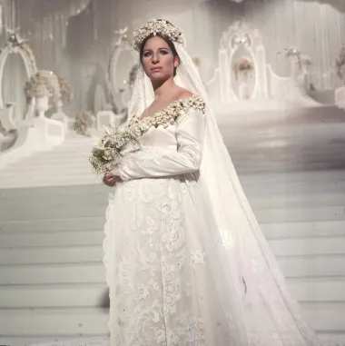 Diva glazbene i filmske scene, Barbra Streisand u filmu &quot;Funny Girl&quot; za kojeg je osvojila i Oscara pojavila se u ovoj prekrasnoj svadbenoj kreaciji kostimografkinje Irene Sharaff te dokazala kako i trudne mladenke mogu izgledati senzacionalno. Iako glumica u ovoj sceni nije bila zapravo trudna već je nosila jastuk kako bi se tako doimala, konačni efekt je bio besprijekoran. 