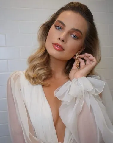 Glumica Margot Robbie postala je zvijezda preko noći pojavivši se u filmu &quot;Vuk s Wall Streeta&quot;, a od tada ne silazi s lista najljepših žena svijeta. Plavokosa Australka vitke figure i prekrasnog lica po mnogima je nova Greta Garbo suvremenog Hollywooda. Privatno je povučena te se ne voli eksponirati, no zato svakom svojom novom ulogom zadivi i struku i fanove. Samo je pitanje vremena kada će osvojiti svog prvog Oscara. 