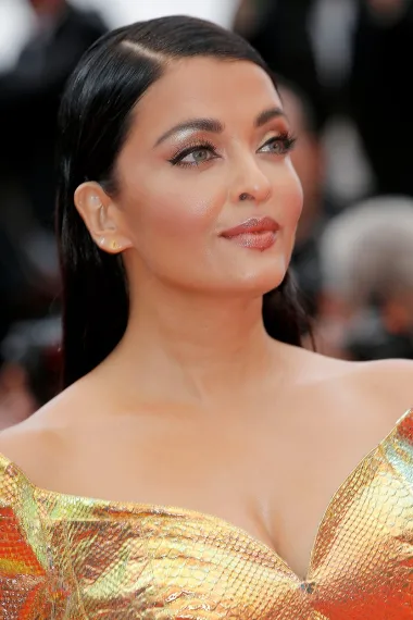 Aishwarya Rai je najstarija zvijezda s ove liste, no nije niti mrvicu manje lijepa od mlađih dama. Iako je na pragu ulaska u 6. desetljeće života, ova indijska manekenka i glumica i dalje zadivljuje svijet svojom prirodnom, orijentalnom ljepotom. Njezin su zaštitni znak izražajne bademaste oči i savršeno oblikovano lice, a mnogi ju smatraju jednom od najljepših žena u povijesti, ne samo današnjice. 