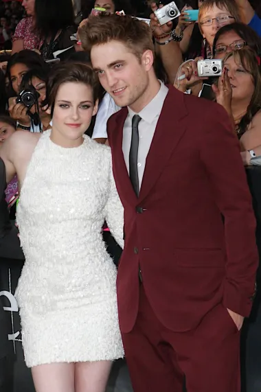 Glumački par koji je slavu stekao glumivši filmski par u &quot;Sumrak Sagi&quot; rastao se u lošim odnosima 2014. i to nakon što je Kristen ulovljena kako ga vara sa znatno starijim oženjem redateljem koji je uz to bio i otac dvoje djece. Iako je Robert pokušao oprostiti Kristen, u konačnici je rana bila prevelika te se par rastao zauvijek, a tabloidi su još mjesecima bili puni fotografija na kojima se vidi kako glumica ljubi drugog muškarca za vrijeme trajanja veze s Pattinsonom. 