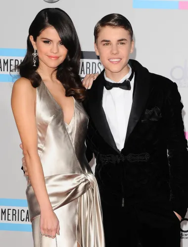 Glazbeni par od tinejdžerskih je dana palio i žario glazbenim ljestvicama, a u mlađahnoj su srednjoškolskoj dobi jedno drugome ukrali srce. No, nakon godina veze, Selena i Justin su prekinuli i do danas ostali u jako lošim odnosima. Jedno o drugome su davali ogorčene intervjue te pisali pjesme posvete, a Selena je čak imala i živčani slom kada se Justin odlučio oženiti drugom ženom. Justin je pak nekoliko puta rekao kako ga je Selena iskorištavala za vlastitu promociju, a ona je pak oduvijek tvrdila kako se osjećala neprestano ponižavanom u toj vezi. 