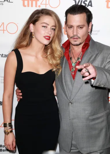 Kratak brak, jako gadan i dug razvod – tako bismo ukratko mogli opisati ljubavnu priču Amber Heard i Johnnyja Deppa. Naime, njihov je prekid punio stupce tabloida posljednjih nekoliko godina i to s dobrim razlogom. Par je nizao skandal za skandalom. Amber je zatražila razvod od Johnnyja jer ju je on navodno tukao, a priložila je i fotke koje su to dokazivale. Zatim je on rekao kako je ona sve iscenirala, a sudili su se mjesecima prije no što je razvod finaliziran. Zbog kletvi i optužbi i dalje se povlače po sudovima, a njihova „ljubvna trakavica“ nikako da dođe svome kraju. 