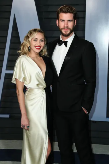 Glumačko-glazbeni par Miley Cyrus i Liam Hemsworth dugo su bili zajedno, pa su prekinuli, pa su se mirili pa vjenčali da bi se na kraju razveli nakon samo 7 mjeseci braka i to zbog nevjere pjevačice. Liam je naime ostao slomljenog srca kada ga je raskalašena Miley prevarila s Kaitlynn Carter te se počela izjašnjavati kao biseksualka. Nakon razvoda od Liama prepustila se zagljaju prvo nove djevojke, a onda novog dečka Codyja Simpsona no ni ta veza nije potrajala. Liam se svo to vrijeme oporavljao od udarca koji mu je zadala njegova bivša supruga. 