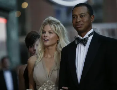 Golf senzacija Tiger Woods i njegova bivša supruga, norveška ljepotica Elin Nordegren bili su naizgled divan par s crvenih tepiha, no svemu je šokantno došao kraj kada su se u medijima počeli pojavljivati napisi o Tigerovoj nevjeri. Na kraju je ispalo da je sportaš doista varao majku svoje dvoje djece i to dok je bila trudna. Podvrgnuo se psihoterapiji i liječio se od ovisnosti o seksu no to mu nije pomoglo da spasi brak. Kada je Elin čula što je učinio tražila je razvod, dobila od njega 125 milijuna dolara i još mu porazbijala sve aute koje je brižno sakupljao u svojoj kolekciji. 