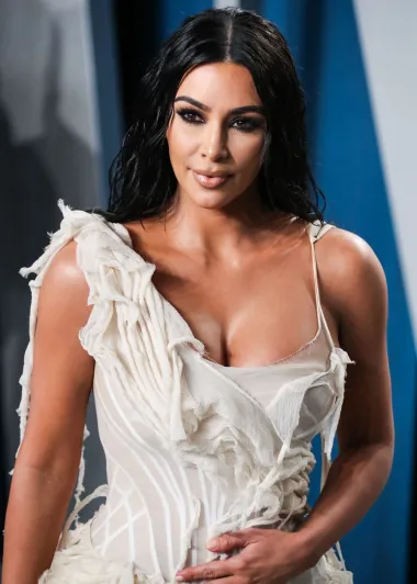 Ova lista definitivno nije mogla proći bez najslavnije starlete i reality zvijezde svijeta – Kim Kardashian. Iako nekada imamo dojam da Kim iskače iz paštete koliko ju često vidimo, nekako se čini da je se svijet godinama ne može zasititi. Ova ljepotica raskošnih, gotovo nestvarnih oblina stvorila je pravo carstvo. Danas je majka, supruga, poduzetnica, reality zvijezda, modna kreatorica i model, a čini nam se kako neće ni na tome stati već će dalje nastaviti nizati svoja postignuća. Kim je planetarnu slavu stekla svojim snimskom seksa iz 2002. godine, a kasnije je plijenila pozornost javnosti izgledom i događanjima u reality showu svoje obitelji „Keeping Up with the Kardashians“. Danas Kim ima milijune pratitelja na društvenim mrežama, stalno se pojavljuje na naslonicama modnih časopisa i općenito ju se smatra trashy modnom ikonom koja je iz ničega uspjela stvoriti imperij.