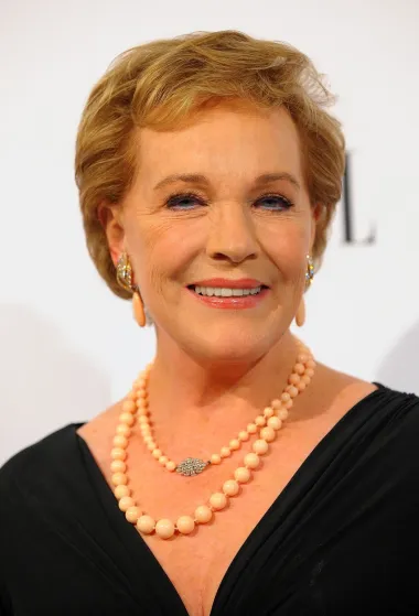 Apsolutna holivudska legenda, glumica Julie Andrews, na sceni je prisutna od 1949., a pamtimo ju po kultnim ulogama. Na Broadwayu je debitirala još kao tinejdžerka 1953. godine u mjuziklu „The Boy Friend“. Uslijedili su mjuzikli „My Fair Lady“ i „Camelot“, za koje je primila brojne nagrade. Julie Andrews je već bila legenda na Broadwayu kad je 1964. godine debitirala ulogom u filmu „Mary Poppins“, za koju je nagrađena Oscarom, Zlatnim globusom i nagradom BAFTA. Nominaciju za drugog Oscara, kao i nagradu Zlatni globus, dobila je već godinu dana kasnije za nezaboravnu ulogu Marie Von Trapp u filmu „Moje pjesme, moji snovi“. Njezin melodičan glas i uvijek nasmijano lice tako su na malim ekranima i filmskim platnima odgojili mnoge generacije filmofila, pa nije ni čudo da Julie do danas ostaje jedna od najomiljenijih glumica svih vremena. 