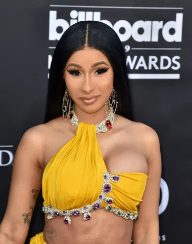 Iako za razliku od mnogih drugih dama s ove liste reperica i glazbenica Cardi B nije znana kao oskarovka besprijekorna ženstvenog stila, ona je i dalje naša vrlo utjecajna Vaga. Cardi je rođena 11. listopada 1992. te je kao prava žena Vaga svojim šarmom uspjela osvojiti svijet. Ova djevojka odrasla je u siromaštvu te je na početku svoje karijere radila kao striptizeta, da bi se onda polako, trudom i radom probila na svjetsku glazbenu scenu te postala jedna od najutjecajnijih reperica današnjice. Dosad je osvojila jedan Grammy, osam Billboardovih glazbenih nagrada, pet Američkih glazbenih nagrada, jedanaest BET-ovih hip-hop-nagrada i dvije ASCAP-ove nagrade za kantautora godine te je oborila pet Guinnessovih svjetskih rekorda. Godine 2018. časopis Time uvrstio ju je na godišnji popis 100 najutjecajnijih ljudi na svijetu, a Billboard ju je 2020. proglasio ženom godine. 