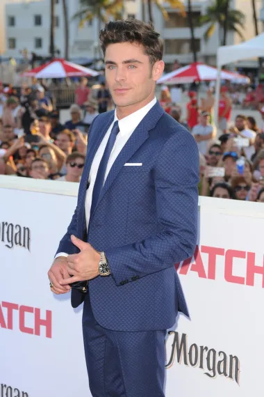 Zac Efron daleko je dogurao od mlade teen zvijezde u popularnoj serijalu filmova &apos;High School Musical&apos;. Iako je najviše glumio u romantičnim filmovima i komedijama, poseljednjih godina sve ga više možemo vidjeti i u izbiljnijim projektima. Ovaj miljenik žena 18. listopada proslavit će svoj 34. rođendan.