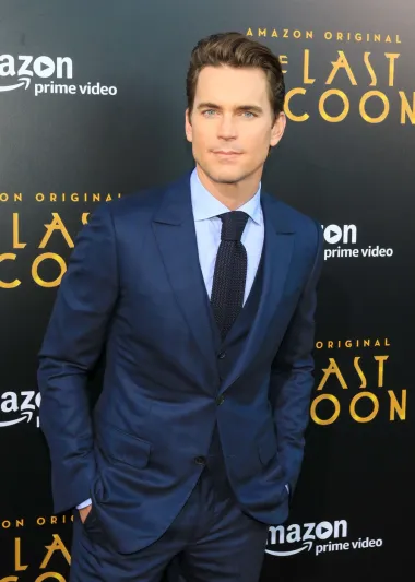 Ovaj neodoljivi glumac prekrasnih plavih očiju &apos;igra za drugi tim&apos;, ali to ne znači da ne zaslužuje mjesto na popisu najzgodnijih. Gledale smo ga u filmovima &apos;Magic Mike&apos;, &apos;The Normal Heart&apos;, ali i u odličnoj seriji &apos;The Sinner&apos;, a iako će 11. listopada proslaviti 44. rođendan, možemo se slobodno složiti da izgleda kao da ima 10 manje. Također je u sretnom braku sa suprugom Simonom od 2011. godine. 