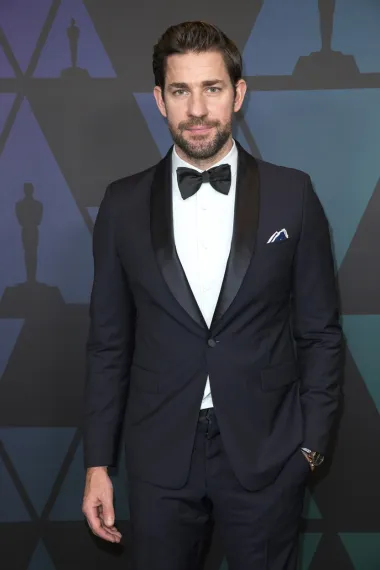 Poznat po svojem dječačkom šarmu, glumac John Krasinski osvojio je naša srca još kao Jim Halpert u seriji &apos;The Office&apos;, a da nije samo talentiran glumac potvrdio je i kasnije kao redatelj i scenarist filmova Mjesto tišine 1 i 2, koje je snimio zajedno sa suprugom Emily Blunt. Njih dvoje u sretnom su braku od 2010. godine, a ovaj američki glumac 20. listopada proslavit će svoj 42. rođendan. 