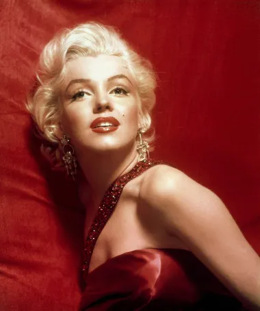 Marilyn Monroe živjela je život obavijen tajnama, ljubovala s nekim od najmoćnijih muškaraca i na kraju tragično skončala. Prava istina o njenoj smrti ni dan danas nije poznata. Ova zavodljiva platinasta plavuša božanstvenih oblina proslavila se 1945., a karijeru je započela kao model. Bila je prva žena na naslovnici Playboya i prva zečica, a holivudsku slavu je stekla filmom „Sve o Evi“, ali status plavokosog seks simbola zaradila je nakon uloge u filmu „Muškarci više vole plavuše“. 30 godina nakon smrti Playboy ju je proglasion najseksipilnijom glumicom svih vremena.