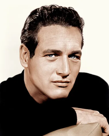 Paul Newman možda nije tipični ljepotan, ali je svakako obilježio Hollywood i bio jedna od najseksi muških zvijezda. Osvojio je brojne nagrade, uključujući Oscara za svoju izvedbu u „Boji novca“ Martina Scorsesea 1986., tri Zlatna globusa, BAFTA nagradu, nagradu Ceha filmskih glumaca, nagradu Filmskog festivala u Cannesu, Emmy te mnoge druge počasne nagrade. Obožavamo njegove izražajne plave oči. 