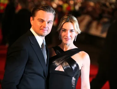 
Zanimljivo je kako ova velika glumačka diva nije prihvaćala mnogo uloga u blockbusterima već je oduvijek preferirala manje, nezavisne filmove s dubljom porukom. 2008. došla je kruna karijere za film &quot;Žena kojoj sam čitao&quot; - Oscar za najbolju žensku ulogu. Od tada do danas Kate nastavlja pomno birati svoje uloge, pa se od svakog njezinog projekta u startu očekuje jako puno. Glumica tog kalibra može si dozvoliti da bira s kime će i što raditi. Nekoliko puta u karijeri glumila je bok uz bok s Leonardom DiCaprijem, svojim najboljim prijateljem koji ju u svemu bodri. Iako nikada nisu bili par, mnogi su ovo dvoje zvijezda željeli vidjeti u romantičnom svjetlu. No - ostali su samo prijatelji tijekom svih ovih godina. 
