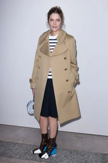 Mi same ne znamo što bismo o ovim čizmama mislile - jesu li totalan fashion krik suvremenog stila ili pak na brzinu sklepan model koji je nekim čudom osvojio javnost? Debela platforma peta, zakovice i kombinacija boja svakako privlače pažnju, no nismo sigurne da je to u ovom slučaju dobro. 