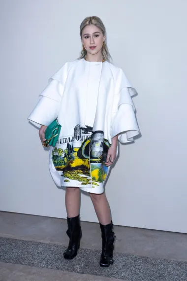 Možemo s ovim lookom zaključiti naš pregled celebrity lookova s Louis Vuitton revije te donijeti sud kako je Patti model čizama apsolutni hit među slavnim damama. Osim njega, nosili su se i ekstravagantni kaputi, neobično krojene haljine i hrabe kombinacije materijala, a sveukupno vladajući stil bismo opisale kao ekscentričan. 