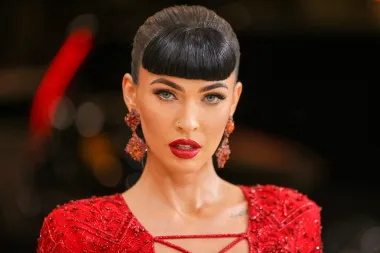 Ljepotica Megan Fox boji se letova zrakoplovom, no kako zbog naravi svog posla definitivno vrlo često mora putovati avionima - pronašla je svoj ritual koji ju umiruje i za koji vjeruje da ju čuva od bilo kakve nesreće za vrijeme putovanja. Radi se o tome da za cijelo vrijeme leta sluša pjesme Britney Spears vjerujući kako njezina sudbina nije ta da umre slušajući pjesme pop princeze. 