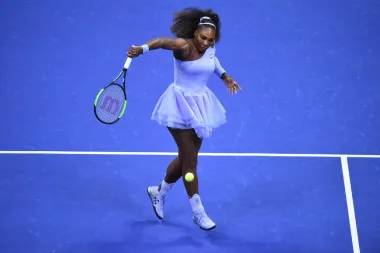 Najbolja tenisačica svih vremena, Serena Williams, otvoreno je nekoliko puta priznala da je iznimno praznovjerna kada je riječ o nastupima na velikim turnirima. Tako ona pred svaki meč barem pet puta udari lopticom o pod prije prvog udarca, uvijek nosi iste čarape za vrijeme cijelog turnira, na teren dolazi u starim, uvijek istim natikačama, a čak i vezice tenisica veže na svoj sretni, specifični način. 