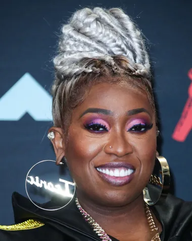 U intervjuu iz 2013. za slavni magazin &quot;Rolling Stone&quot;, reperica Missy Elliott je priznala kako je od svoje bake naslijedila praznovjerje u vezi crnih mačaka kao životinja koje donose nesreću. Zato ne dopušta da joj crna mačka pređe preko puta te se općenito kloni mačaka svih vrsta vjerujući kako su one vražje životinje. 