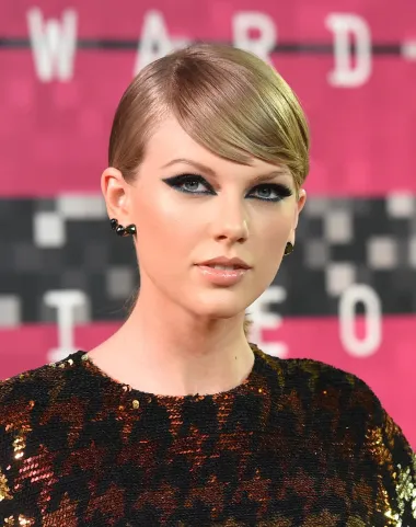 Taylor Swift je opsjednuta brojem 13 te vjeruje kako joj on donosi sreću. Rođena je na 13. u mjesecu, 13. rođendan joj je pao na petak 13., a njezin je prvi album postao zlatni u 13. tjednu otkako je bio pušten u prodaju. Zbog te svoje praznovjernosti Taylor zahtijeva da na svim eventima sjedi u 13. redu na 13. mjestu, a isto vrijedi i za avionske letove. 