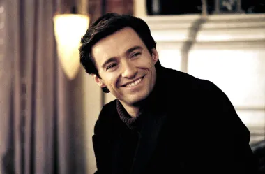Hugh Jackman je rođen 12. listopada 1968. u australskom gradu Sydneyju, a njegovi roditelji samo su se godinu ranije doselili u Australiju iz Engleske. Zbog toga Jackman danas ima dvojno državljanstvo. Kao dječak nije pokazivao prevelik interest za glumu – mnogo draže mu je bilo kampiranje. Naime, želio je proputovati svijet te je kao dječak mislio kako će to najlakše ostvariti ako postane kuhar u avionu. Činilo mu se da svaki avion zasigurno ima svog kuhara koji putnicima spravlja hranu. Iako mu se taj san nije ostvario, doista je proputovao svijet – samo kao holivudski glumac. 