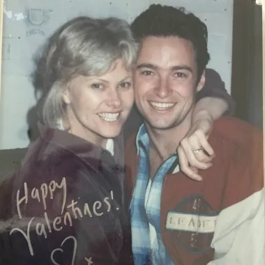 Hugh je u braku od davne 1996. godine s kolegicom glumicom, Australkom, Deborrom- Lee Furness s kojom je do danas dobio i dvoje djece. Ova ljubavna priča započela je u njihovoj rodnoj Australiji na setu televizijske serije &quot;Correlli&quot; u kojoj je Deborra-Lee imala glavnu ulogu. Navodno su se na prvi pogled zaljubili jedno u drugo, a njihova je veza od samog početka smatrana kontroverznom jer je Deborra-Lee od svog supruga starija čak 13 godina. Glumca su često u medijima optuživali da je njegov brak samo paravan i da je on zapravo gay te da je to jedni razlog zašto je ovaj holivudski zavodnik oženio toliko stariju damu. No Hugh je već puno puta u medijima istaknuo da je Deborra-Lee najbolja stvar koja mu se dogodila u životu te da mu je drago što su se upoznali prije nego što je ijedno od njih bilo slavno.