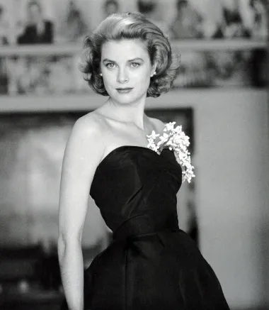 Miljenica zlatnog doba Hollywooda i ikona stila, Grace Kelly, tragično je preminula za vrijeme vožnje automobila. Naime, Grace je navodno imala srčani udar dok je vozila te je naglo izgubila kontrolu nad svojim vozilom. Sve je rezultiralo nesrećom u kojoj je izgubila život. Automobil se strmoglavio niz visoku liticu, a u njemu je bila i glumičina kći, koja je srećom nesreću preživjela. No, sve nije tako jednostavno. Naime, u više se navrata pričalo kako je zapravo nesreću skrivila mafija koja se željela osvetiti kneževskoj obitelji Monaca za to što im je bila oduzeta kontrola nad kockarnicama. Ipak, ova tvrdnja nikada nije dokazana. 