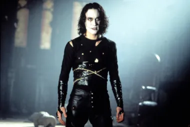 Brandon Lee, sin karate ikone Bruce Leeja, umro je s 28 godina, 1993. nakon što je slučajno ubijen metkom iz pištolja na setu filma &quot;Vrana&quot;. Radilo se o tome da je pištolj na setu bio napunjen s umjetnim mecima, ali su pri punjenju slučajno stavili i jedan pravi metak koji je izgledao jednako kao i oni umjetni. Tako je došlo do pucnjave zbog snimanja scene u filmu - i mladi je glumac zadobio fatalne rane. Imao je 28 godina te je bio velika zvijezda u usponu. Preminuo je nakon što su se liječnici 6 sati na teškoj operaciji borili za njegov život. 