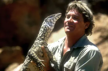Australski &quot;lovac na krokodile&quot; i najslavniji zoolog svijeta, Steve Irwin, oduševljavao je publiku i fanove svojim vratolomija s opasnim životinjama cijelog svog života - no na kraju ga je pretjerana samouvjerenost odvela u smrt. Naime, Steve je poginuo snimajući nastavak svoje popularne emisije o otrovnim i opasnim životinjama Australije. Dok je ronio na australskom Velikom koraljnom grebenu, divovska raža svojom bodljom mu je probola prsni koš. Za samo nekoliko minuta Irwin je bio mrtav. 