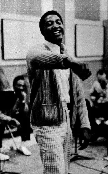 Velika legenda američke glazbe, Sam Cooke, preminuo je pod doista neobičnim okolnostima. Naime, kada su mu bile 33 godine je otišao u motel s prostitutkom koja mu je pokrala sve stvari i pobjegla, a on je u bijesu posve gol i vidno pijan dotrčao do recepcije motela i bijesno vikao da menadžerica hotel mora pronaći njegovu odbjeglu prostitutku. Žena se preplašila te je upucala pjevača nekoliko puta u prsa, a on je od ozljeda preminuo. Menadžerici motela nikada se nije sudilo za ovu nesreću, jer je policija smatrala da je imala pravo pucati s obzirom da Cookea nije poznavala, da je bio agresivan te da je bio gol i vidno pijan - sve u svemu, velika nesreća bazirana na nekoliko nesretnih slučajnosti. 