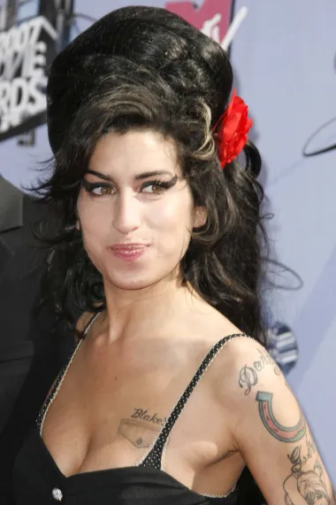 Tjelohranitelj Amy Winehouse izjavio je da je u njezinu rezidenciju stigao tri dana prije smrti i odmah vidio da se pjevačica nalazi u alkoholiziranom stanju. Tijekom sljedećih par dana svjedočio je njezinom učestalom opijanju. Izjavio je da se &quot;smijala, slušala glazbu i gledala televiziju u dva sata ujutro na dan svoje smrti.&quot; Prema iskazu tjelohranitelja oko deset sati ujutro vidio je pjevačicu kako leži na krevetu i neuspješno je pokušao probuditi. To mu nije bilo nimalo sumnjivo budući je pjevačica obično spavala do kasno ako je bila budna do ranih jutarnjih sati. Nešto malo poslije tri sata popodne, tjelohranitelj ju je ponovno došao provjeriti i ustanovio da pjevačica leži u istom položaju kao i ranije pa joj se približio i vidio da ne diše i da nema puls. Tvrdio je da je odmah pozvao hitnu pomoć. U 3:54 sati poslije podne po londonskom vremenu, 23. srpnja 2011. godine, dvoja kola hitne pomoći pozvana su u dom Amy Winehouse u Camdenu u Londonu. Proglašena je mrtvom na mjestu događaja.  Ubrzo potom policija je i službeno objavila smrt pjevačice. Forenzičari su ušli u stan nakon što ga je policija u potpunosti ogradila. Policija je pronašla jednu malu i dvije velike boce votke u njezinoj sobi. Istraga forenzičara ukazivala je na slučajnu smrt. U izvještaju koji je objavljen 26. listopada 2011. godine stoji da je razina alkohola u krvi Amy Winehouse u trenutku njezine smrti bila 416 mg/dl što je pet puta više od dozvoljene. Glavni istražitelj je izjavio: &quot;Nenamjerna posljedica takve potencijalno fatalne razine alkohola bila je njezina iznenadna smrt.&quot;