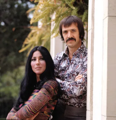 Sonny Bono, suprug pjevačice Cher te otac trenutno popularnog Chaza Bona, umro je sa 62 godine nakon ozljeda koje je 1998. godine zadobio zabivši se u stablo tijekom skijanja. U trenutku svoje smrti Bono je ostavio glazbenu karijeru daleko iza sebe te se aktivno bavio politikom. Bio je uspješan kongresnik, a kada se zabio velikom brzinom u drvo na skijanju nikome nije bilo jasno zašto je to učinio jer je prije samo minutu s njim bilo sve u redu. Nalaz obdukcije je pokazao da nije bio ni pod utjecajem droga ni alkohola, pa razlog njegove nesreće do danas ostaje nerazjašnjen. 